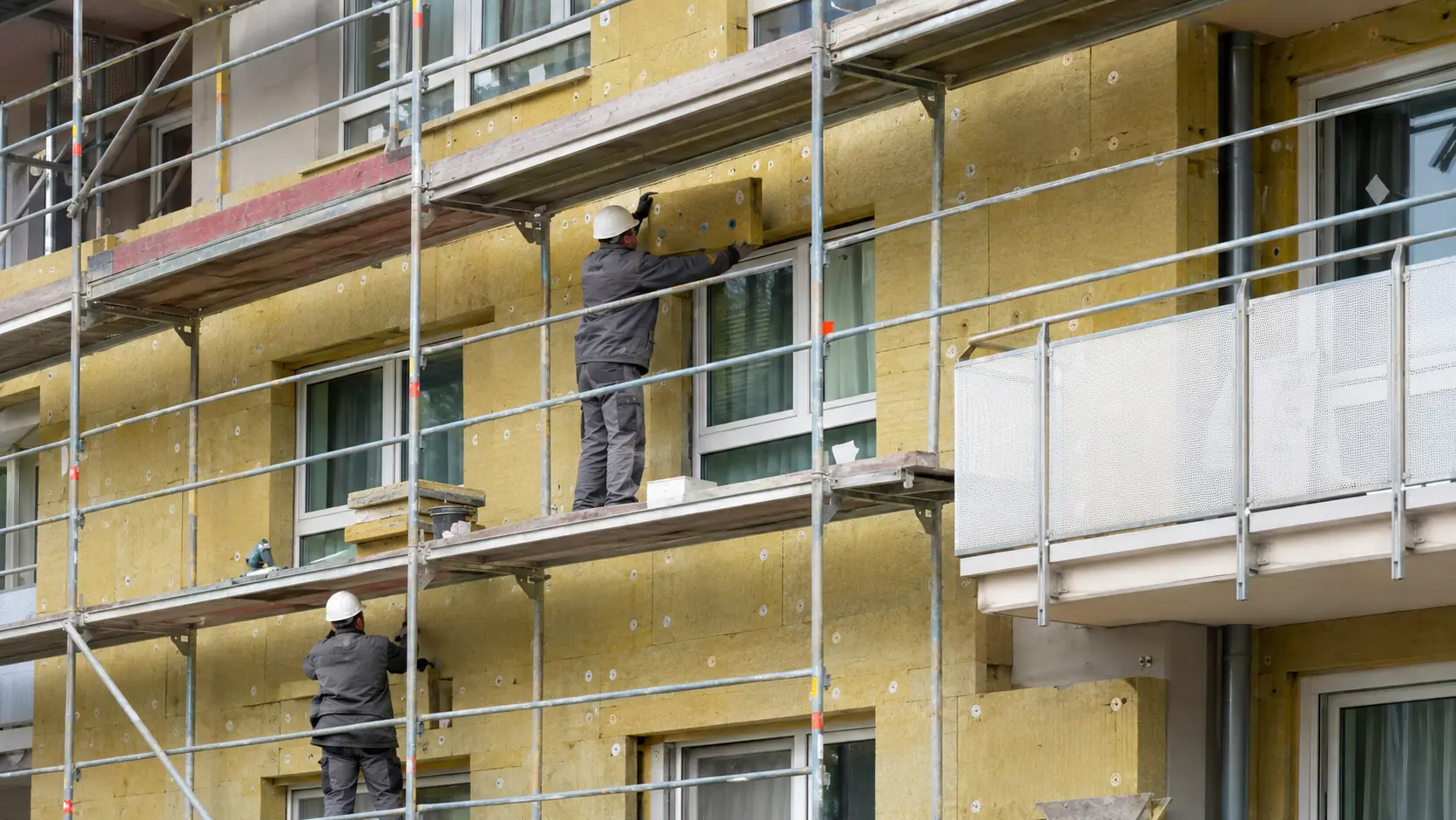 Arbeiten an der Gebäudehülle als Motiv für einen energieeffizienten Neubau