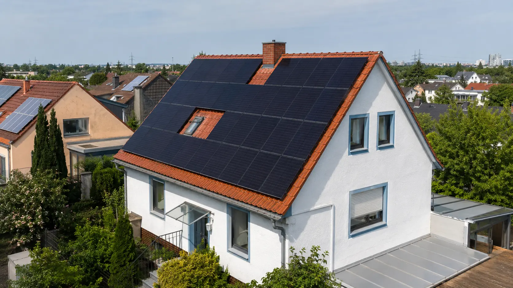Photovoltaikanlage auf dem Ziegeldach eines bestehenden Wohnhauses